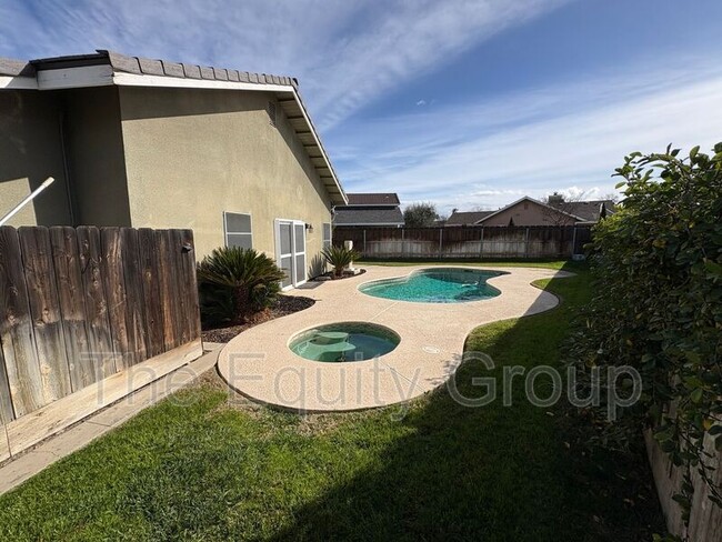 Building Photo - 540 W Birch Ct