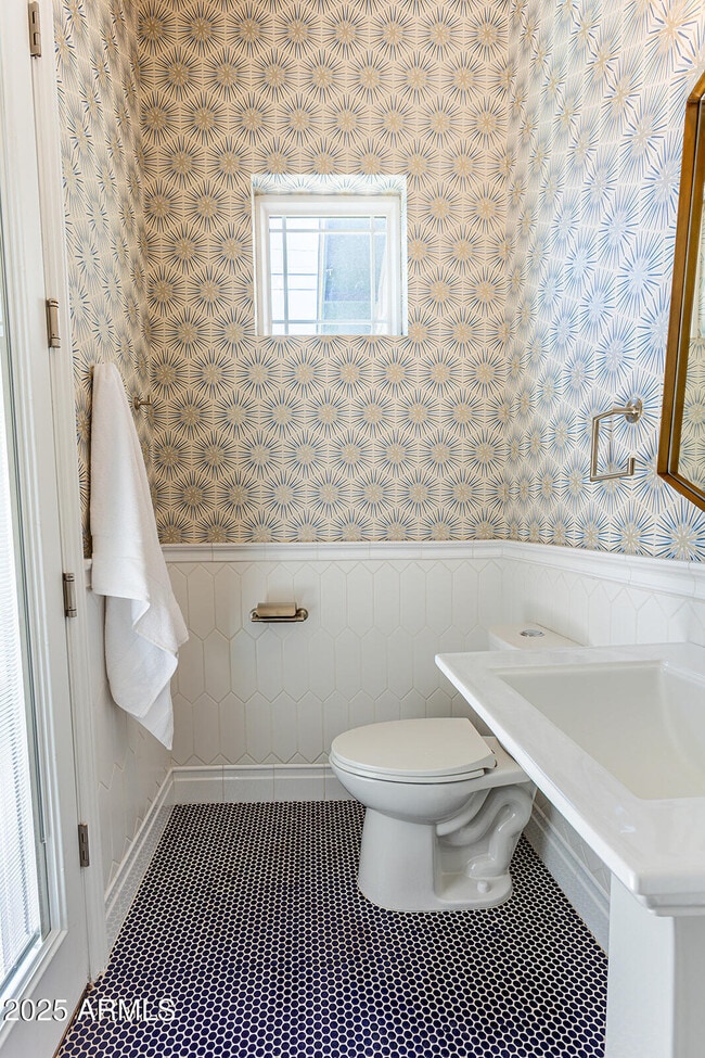 Building Photo - 3801 E Glenrosa Ave