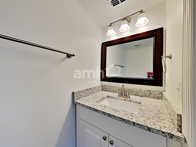 Building Photo - 2007 Elmhurst Ln