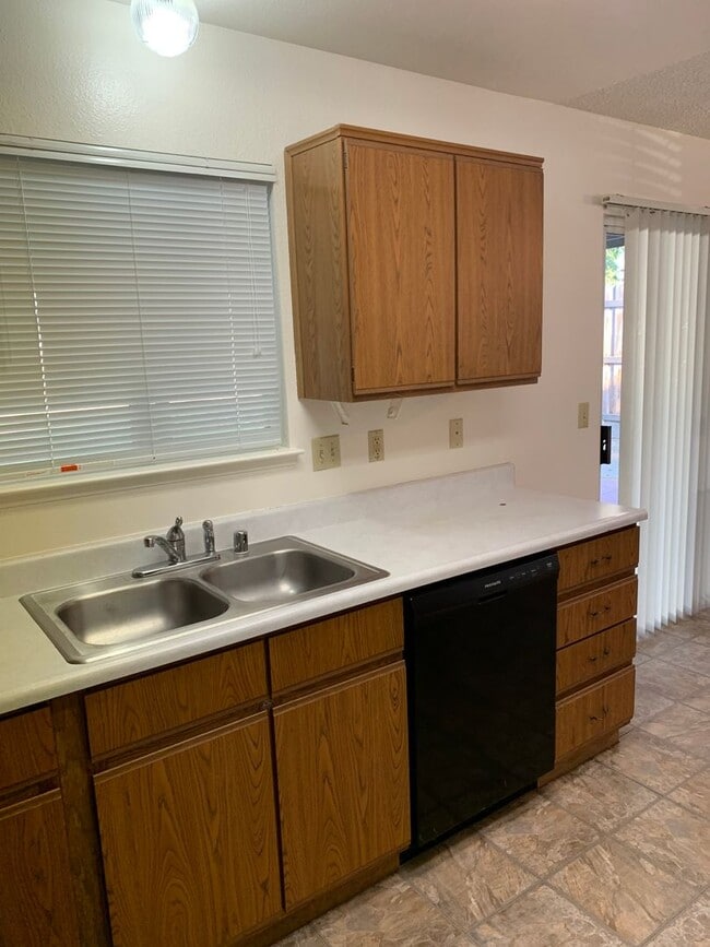 Building Photo - 3 Bedroom 2 Bath Home