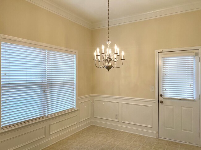 Building Photo - The Highlands!!