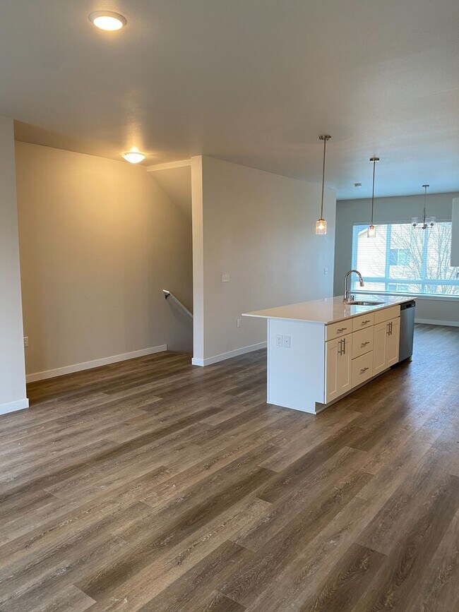 Building Photo - Brand new 3 and 4 Bedroom Townhomes in Lacey!