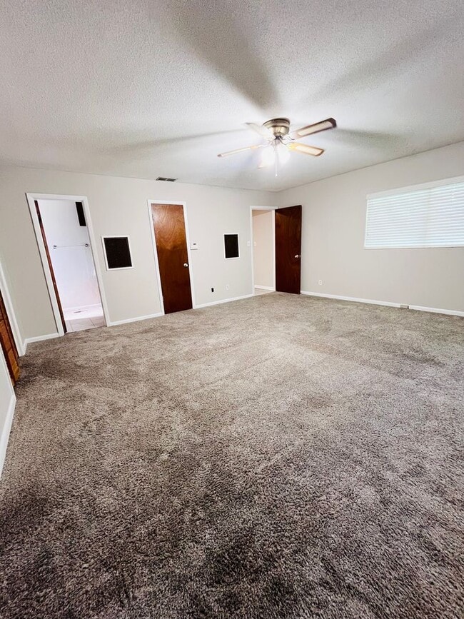 Building Photo - 3 Bed/2 Bath with one car garage home located in Jake Gaither Neighborhood!
