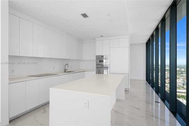 Building Photo - 700 NE 24th St