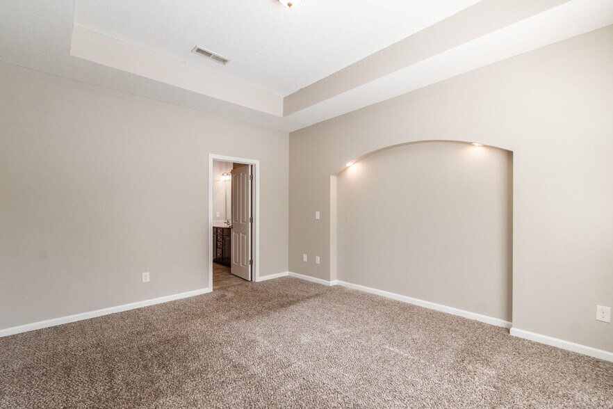 Building Photo - 560 Redwood Ln