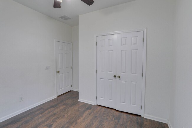 Building Photo - 4977 Pall Mall St W