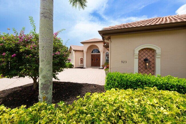 Building Photo - 923 SW Grand Reserves Blvd