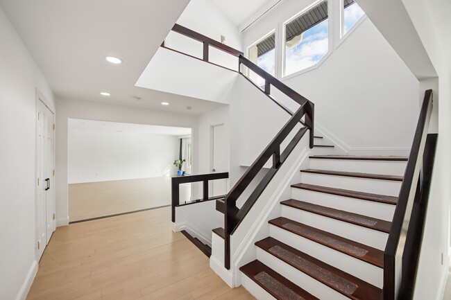 Building Photo - 11 Hudson Terrace