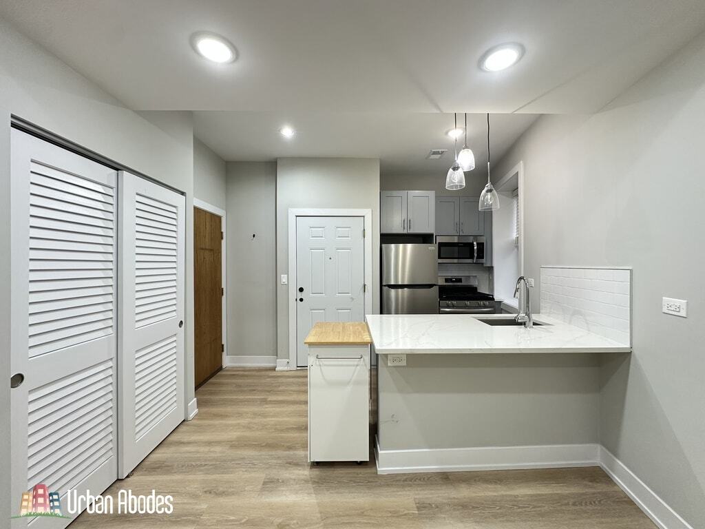 Building Photo - 442 W Belden Ave