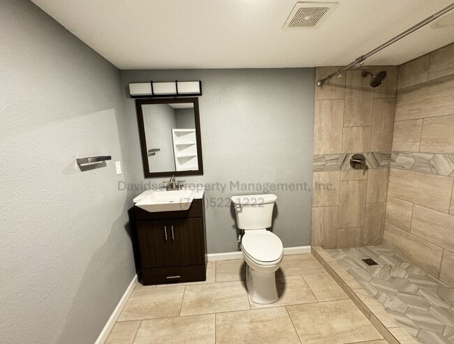 Building Photo - Gorgeous 5 Bedroom House in Security-Widefield