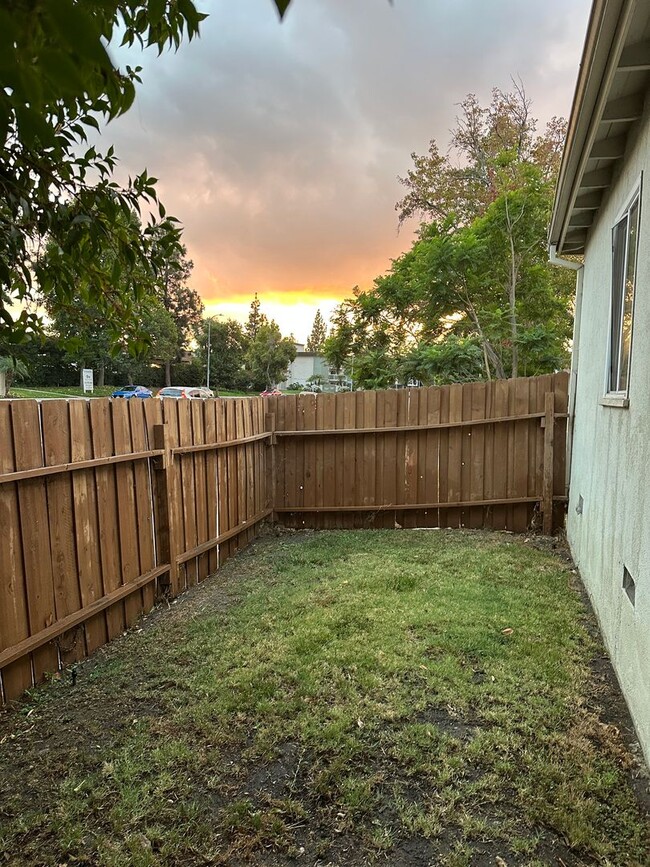 Building Photo - 3 Bedroom, 2 Bathroom, Woodland Hills Home...