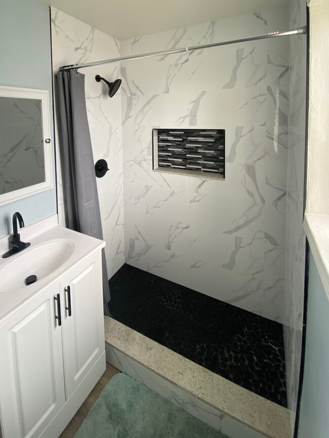 Building Photo - 1647 W 12th Pl