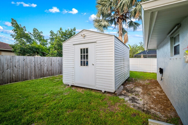 Building Photo - 5918 NW Hann Dr