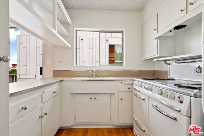 Building Photo - 941 N San Vicente Blvd