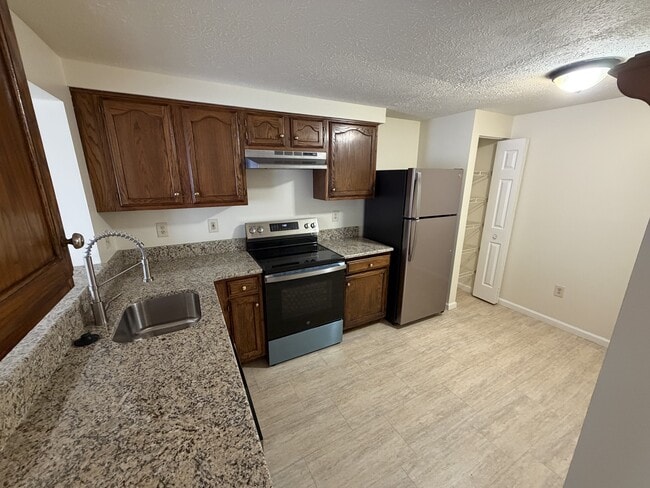 Building Photo - 542 Hollyberry Way