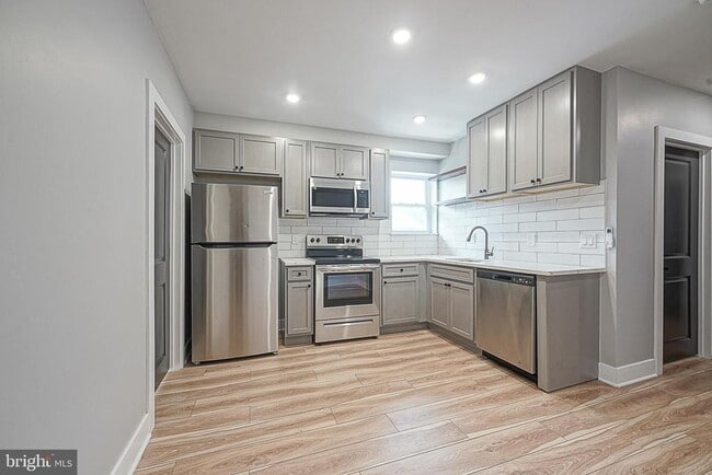 Building Photo - 323 S 51st St