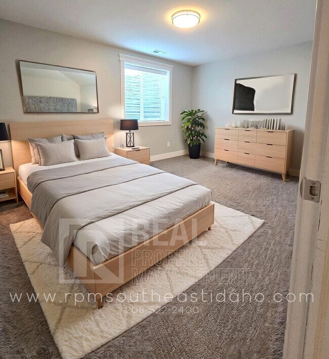 Building Photo - Gorgeous 6 Bedroom, 3 Bathroom Home in Mountain Bend in Ammon - By Real Property Management