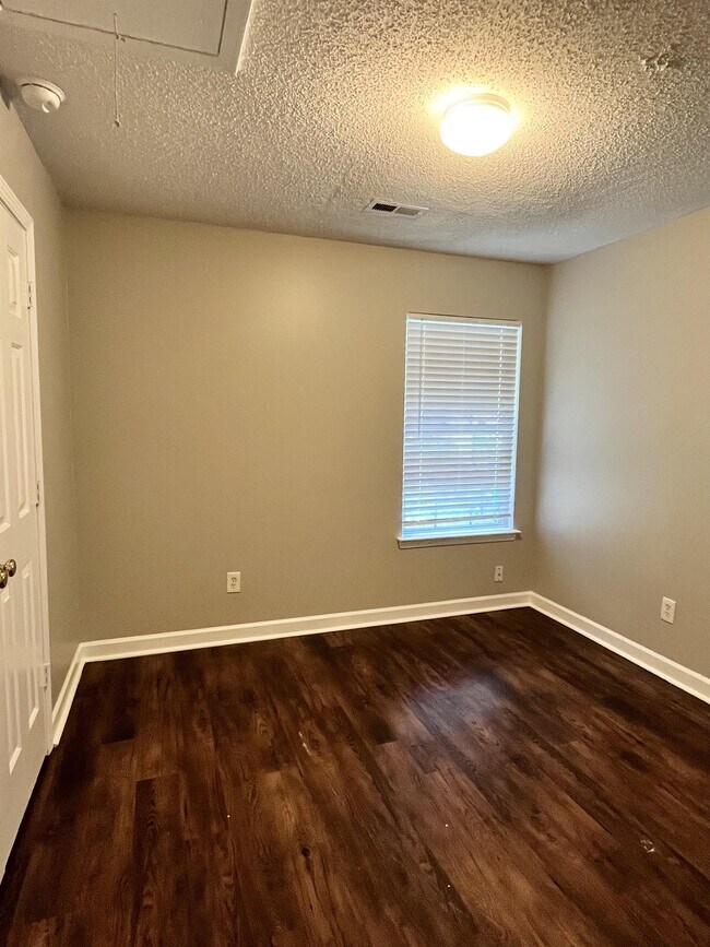 Building Photo - 325 Kingville Dr