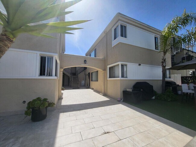 Building Photo - NEWLY REMODELED Mission Beach 1Bed 1 Bath ...