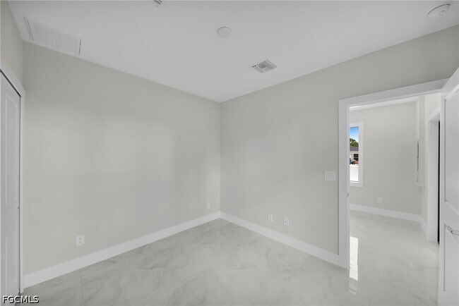 Building Photo - 462 Lampion Ave S