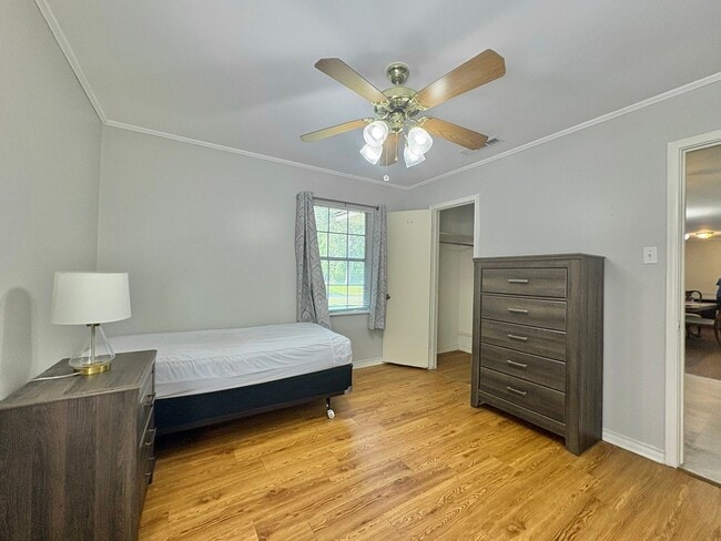 Building Photo - Spacious 3-Bed, 2-Bath Home with Large Sho...
