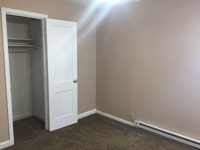 Building Photo - $1000 - 2 Bedroom 1 Bath Duplex - Newly Re...