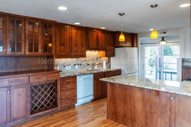 Primary Photo - 1003 W Eastmont Way