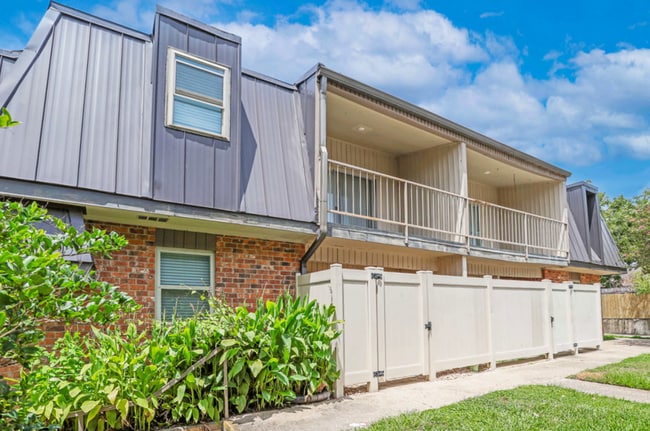 Building Photo - Hampton Court Apartments