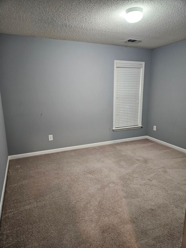 Building Photo - Rare 3 bed 2.5 bath Townhome home located ...