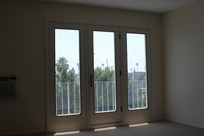 Building Photo - 5736 Lexington Ave