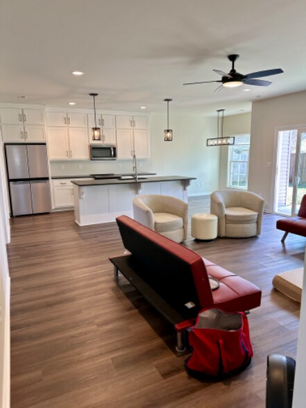 Building Photo - 1100 Kinsey Dr SE