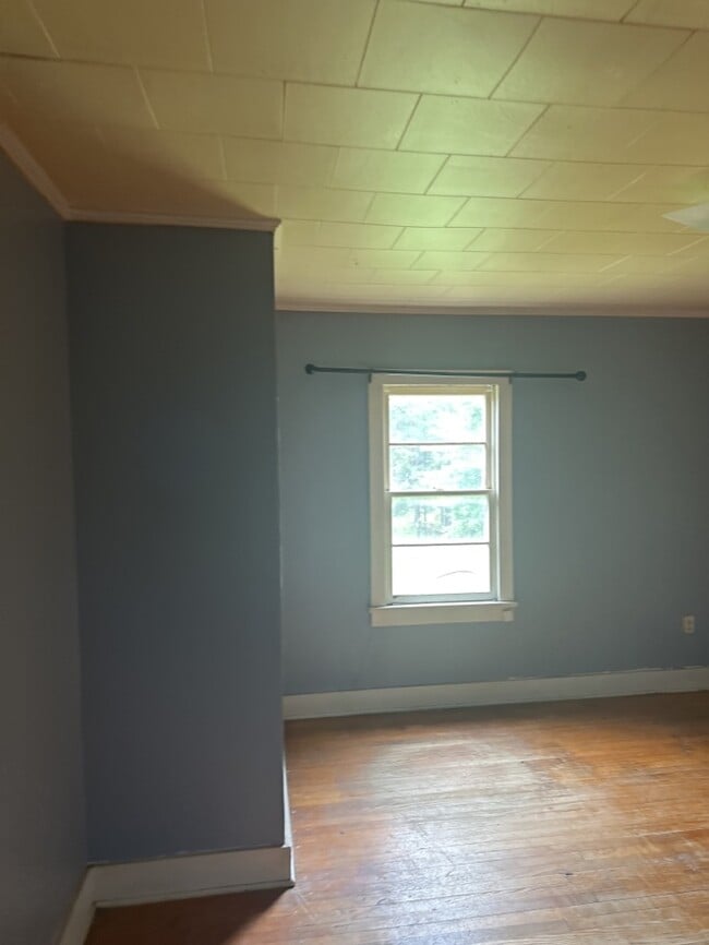 Building Photo - 2 Bedroom 1 Bathroom