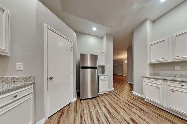 Building Photo - 7323 Red River Dr