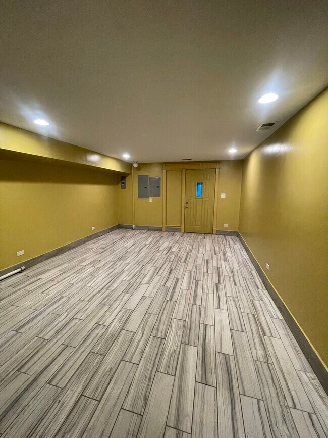 Building Photo - 3341 W Walnut St