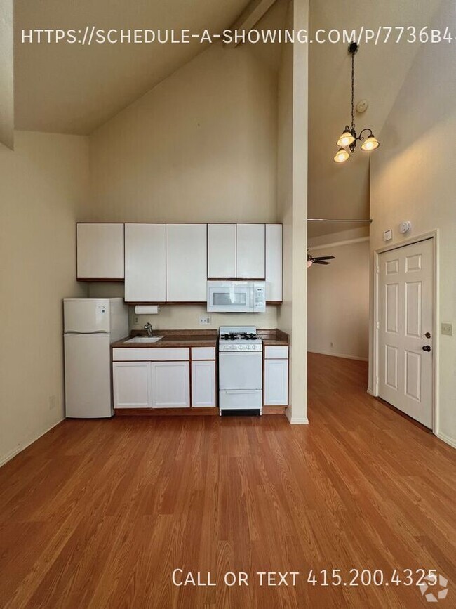 Building Photo - Spacious One Bedroom in Downtown Santa Cruz