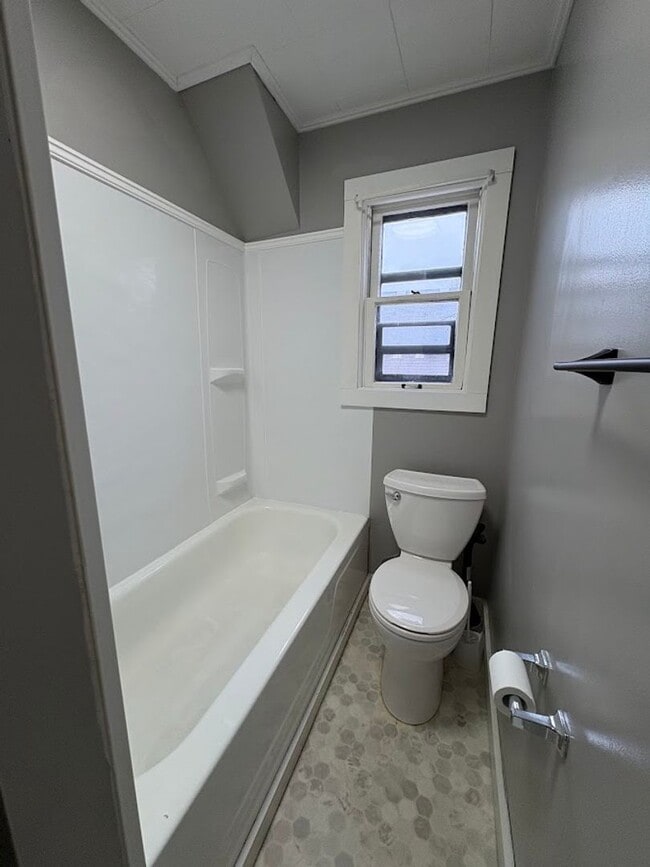 Building Photo - Beautifully finished 3 bedroom home for rent - Akron OH