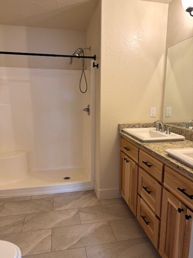 Building Photo - BM2613