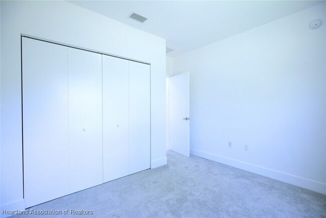 Building Photo - 827 Renault Ave