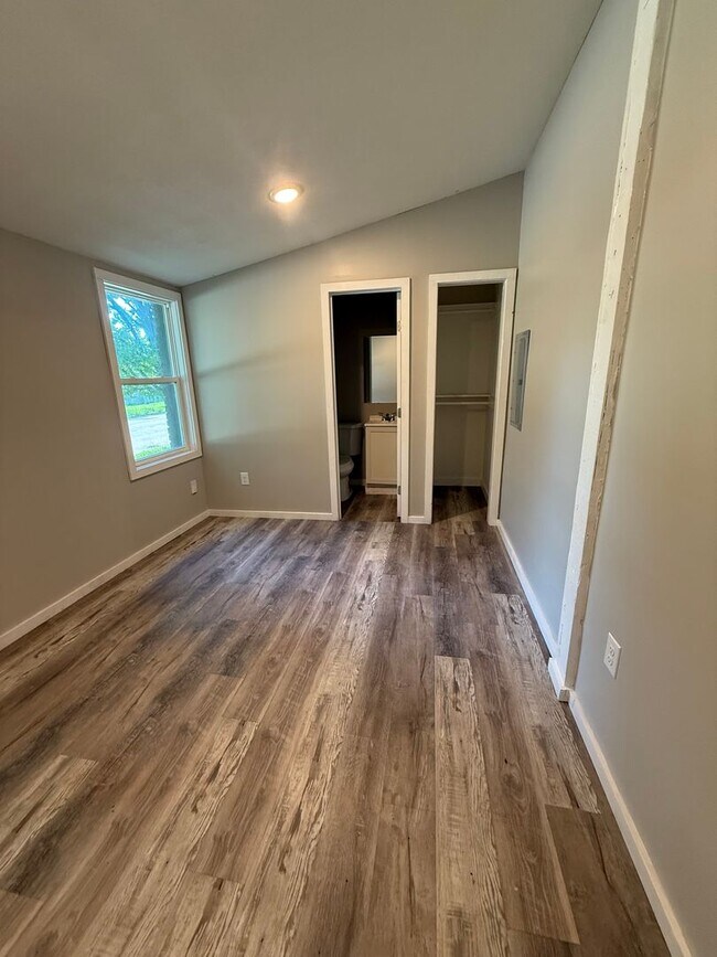 Building Photo - Beautiful 3 Bedroom, 2 Bathroom Quadplex N...