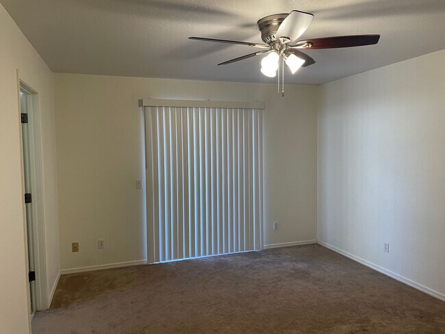 Building Photo - Move in ready, Call for a showing.