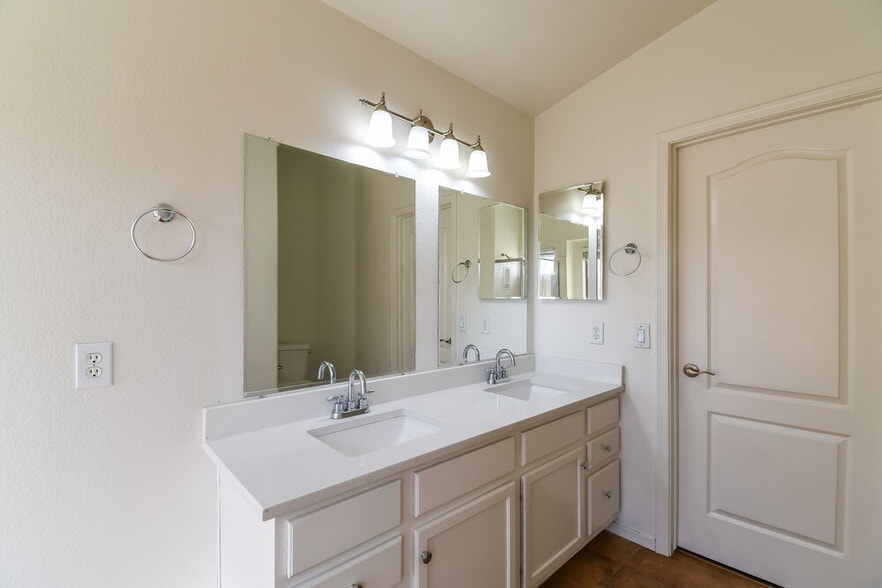 Building Photo - 9909 E Onza Ave