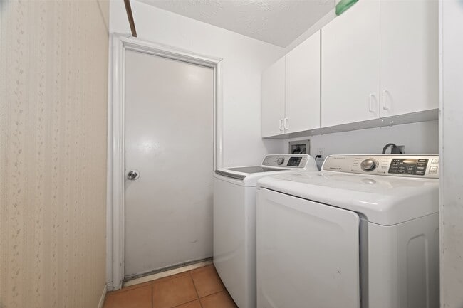 Building Photo - 3306 S Greenpark Dr