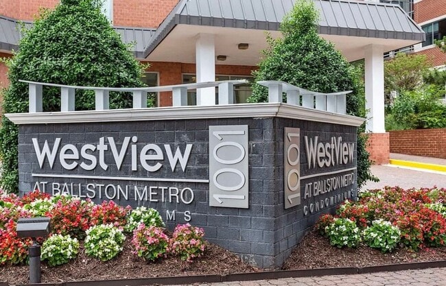 Building Photo - Amazing 1 Bedroom 1 Bathroom Condo With Su...