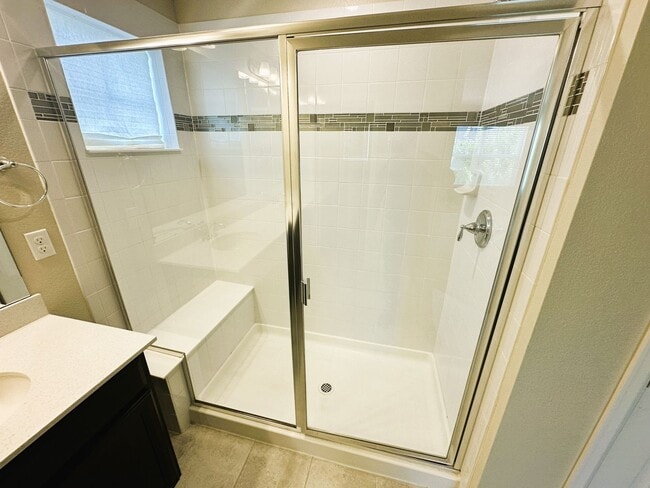 Building Photo - Beautiful 3 Bedroom Home (Available Immedi...