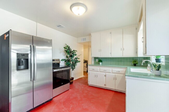 Building Photo - Recently Remodeled Gem! Steps Away from U of A Main Campus!