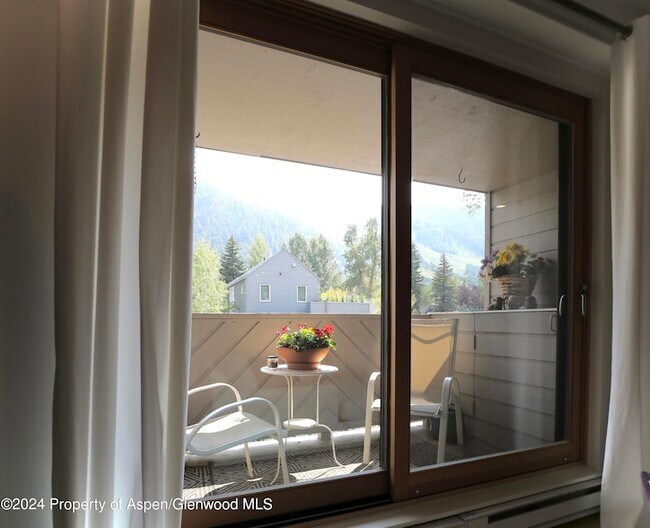 Building Photo - 1007 E Hyman Ave