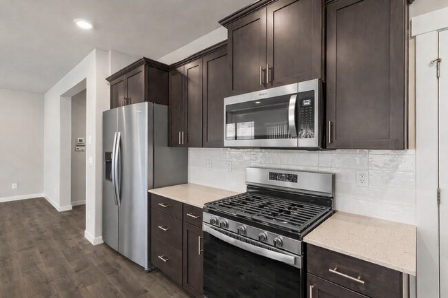 Building Photo - Beautiful large newer build 4 bedroom in Lipoma Firs!