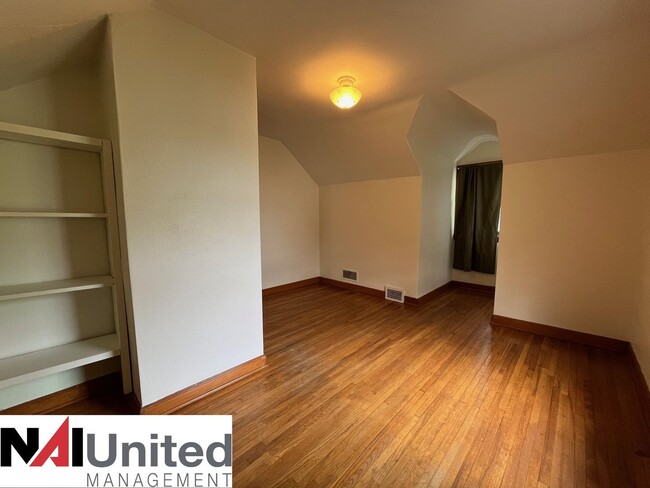 Building Photo - Three bedroom, one bathroom home for rent