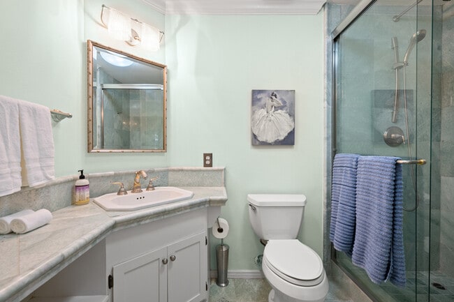 Building Photo - 1342 Skyline Dr