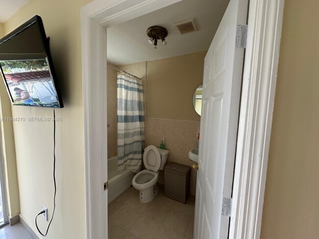 Building Photo - 5440 SW 101st Ave